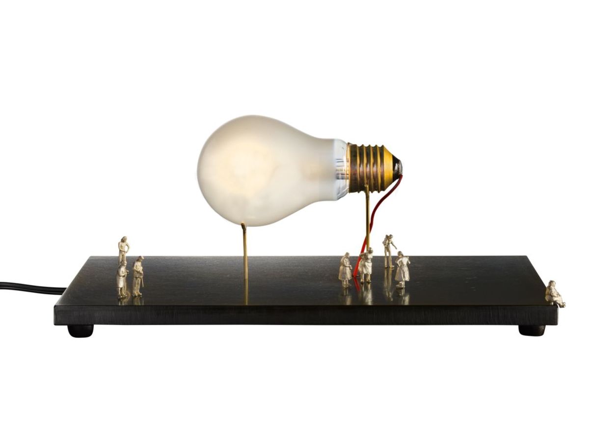 ingo_maurer_i_ricchi_poveri_monument_for_a_bulb_table